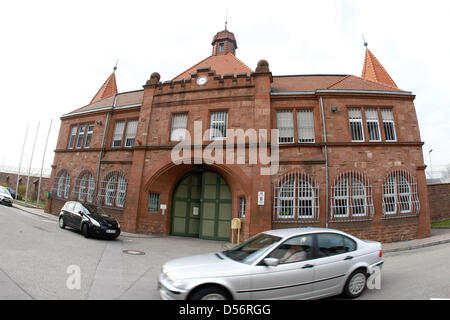 Außenansicht des Gefängnisses in Mannheim, Deutschland, 22. März 2010. Meteorologe und Moderator Joerg Kachelmann statt im Gefängnis in Mannheim über Vorwürfe, dass er seine Freundin vergewaltigt hatte. Eine Sprecherin Kachelmanns "Meteomedia" bestätigte entsprechende Berichte von "bild.de" in einem Interview mit der Nachrichtenagentur Dpa. Foto: Markus Proßwitz / Qualitätszertifikat Stockfoto