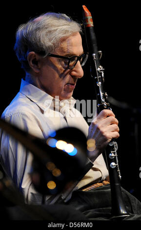 US-Schauspieler, Komiker, Regisseur, Autor und Musiker Woody Allen spielt auf der Bühne während eines Konzerts in jaulenden Tempodrom in Berlin, Deutschland, 22. März 2010. Allen spielt regelmäßig die Klarinette in der New Orleans Jazz Band. Foto: Britta Pedersen Stockfoto