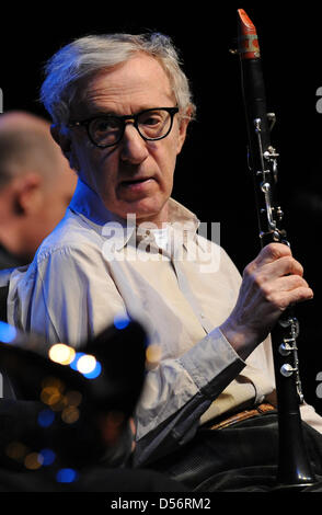 US-Schauspieler, Komiker, Regisseur, Autor und Musiker Woody Allen spielt auf der Bühne während eines Konzerts in jaulenden Tempodrom in Berlin, Deutschland, 22. März 2010. Allen spielt regelmäßig die Klarinette in der New Orleans Jazz Band. Foto: Britta Pedersen Stockfoto