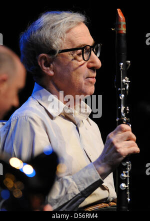 US-Schauspieler, Komiker, Regisseur, Autor und Musiker Woody Allen spielt auf der Bühne während eines Konzerts in jaulenden Tempodrom in Berlin, Deutschland, 22. März 2010. Allen spielt regelmäßig die Klarinette in der New Orleans Jazz Band. Foto: Britta Pedersen Stockfoto