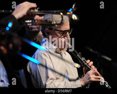 US-Schauspieler, Komiker, Regisseur, Autor und Musiker Woody Allen spielt auf der Bühne während eines Konzerts in jaulenden Tempodrom in Berlin, Deutschland, 22. März 2010. Allen spielt regelmäßig die Klarinette in der New Orleans Jazz Band. Foto: Britta Pedersen Stockfoto