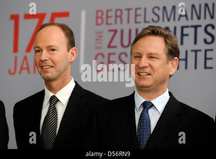 CEO Hartmut Ostrowski (R) und Finanzvorstand Thomas Rabe der Bertelsmann AG auf dem Podium bei einer Bilanz-Pressekonferenz in Berlin, Deutschland, 23. März 2010 abgebildet. Europas größte Medienunternehmen präsentiert seine Business-Nummern des Jahres 2009. Foto: RAINER JENSEN Stockfoto