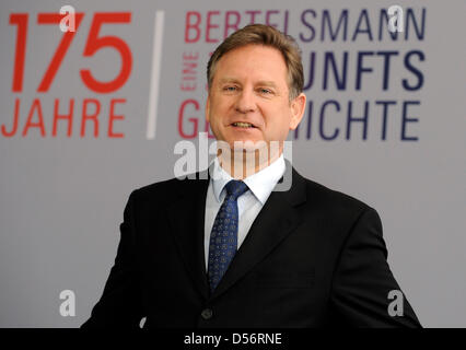 CEO Hartmut Ostrowski der Bertelsmann AG auf dem Podium bei einer Bilanz-Pressekonferenz in Berlin, Deutschland, 23. März 2010 abgebildet. Europas größte Medienunternehmen präsentiert seine Business-Nummern des Jahres 2009. Foto: RAINER JENSEN Stockfoto