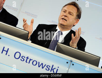 CEO Hartmut Ostrowski der Bertelsmann AG auf dem Podium bei einer Bilanz-Pressekonferenz in Berlin, Deutschland, 23. März 2010 abgebildet. Europas größte Medienunternehmen präsentiert seine Business-Nummern des Jahres 2009. Foto: RAINER JENSEN Stockfoto