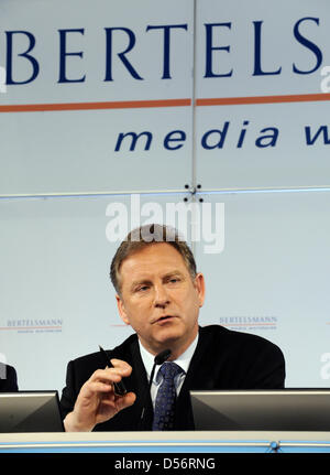 CEO Hartmut Ostrowski der Bertelsmann AG auf dem Podium bei einer Bilanz-Pressekonferenz in Berlin, Deutschland, 23. März 2010 abgebildet. Europas größte Medienunternehmen präsentiert seine Business-Nummern des Jahres 2009. Foto: RAINER JENSEN Stockfoto