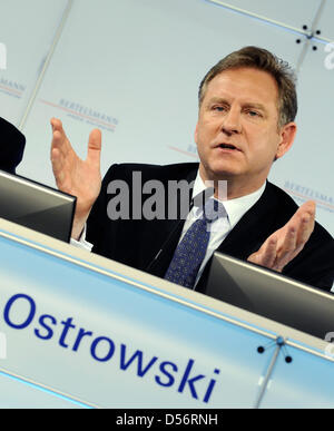 CEO Hartmut Ostrowski der Bertelsmann AG auf dem Podium bei einer Bilanz-Pressekonferenz in Berlin, Deutschland, 23. März 2010 abgebildet. Europas größte Medienunternehmen präsentiert seine Business-Nummern des Jahres 2009. Foto: RAINER JENSEN Stockfoto