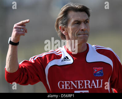 Klaus Augenthaler neuer Cheftrainer der dritten Liga Fußball Bundesliga Verein SpVgg Unterhaching, während seiner ersten Trainingseinheit in München, 23. März 2010 abgebildet. Augenthaler erfolglosen Trainer Lust gelingt es, einen Tag vor dem Spiel gegen Holstein Kiel. Foto: FRANK LEONHARDT Stockfoto