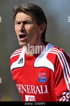 Klaus Augenthaler neuer Cheftrainer der dritten Liga Fußball Bundesliga Verein SpVgg Unterhaching, während seiner ersten Trainingseinheit in München, 23. März 2010 abgebildet. Augenthaler erfolglosen Trainer Lust gelingt es, einen Tag vor dem Spiel gegen Holstein Kiel. Foto: FRANK LEONHARDT Stockfoto