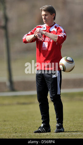 Klaus Augenthaler neuer Cheftrainer der dritten Liga Fußball Bundesliga Verein SpVgg Unterhaching, während seiner ersten Trainingseinheit in München, 23. März 2010 abgebildet. Augenthaler erfolglosen Trainer Lust gelingt es, einen Tag vor dem Spiel gegen Holstein Kiel. Foto: FRANK LEONHARDT Stockfoto