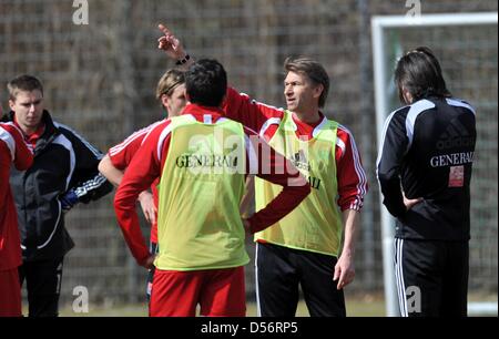 Klaus Augenthaler (2-R), neue Trainer des Drittligisten Bundesliga Fußball club SpVgg Unterhaching, während seiner ersten Trainingseinheit in München, 23. März 2010 abgebildet. Augenthaler erfolglosen Trainer Lust gelingt es, einen Tag vor dem Spiel gegen Holstein Kiel. Foto: FRANK LEONHARDT Stockfoto