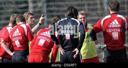 Klaus Augenthaler (3-L), Trainer des Drittligisten Bundesliga Fußball club SpVgg Unterhaching, während seiner ersten Trainingseinheit in München, 23. März 2010 abgebildet. Augenthaler erfolglosen Trainer Lust gelingt es, einen Tag vor dem Spiel gegen Holstein Kiel. Foto: FRANK LEONHARDT Stockfoto