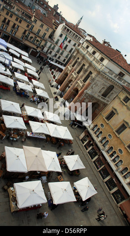 Stände der Antike und Vintage-Markt auf dem Hauptplatz der Stadt Vicenza in Italien Stockfoto