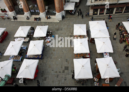 Stände der Antike und Vintage-Markt auf dem Hauptplatz der Stadt Vicenza in Italien Stockfoto