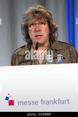 Englischer Keyboarder Keith Emerson erhält der Frankfurter Musik-Preis 2010 in Frankfurt Main, Deutschland, 23. März 2010. Emerson, Keyboarder und Gründungsmitglied des progressive Rock-Band "Emerson, Lake & Palmer" mit der Frankfurt Music Prize 2010 am Vorabend der Frankfurter Musikmesse 2010 ausgezeichnet ist, der weltweit zweitgrößte Fachmesse für Musikindustrie. Der Vorstand des Vertrauens Stockfoto