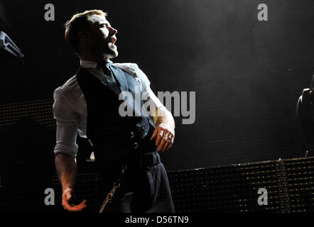 Irischer Sänger Ronan Keating, ehemaliges Mitglied der Boygroup "Boyzone", führt auf der Bühne in der Jahrhunderthalle in Frankfurt Main, Deutschland, 25. März 2010. Das Konzert in Frankfurt, die von Tausenden besucht wurde, war der Auftakt für Keating Tour durch Deutschland. Foto: Boris Roessler Stockfoto