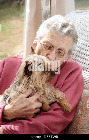 Ältere Frau mit ihrem Haustier Yorkshire Terrier Hund Stockfoto