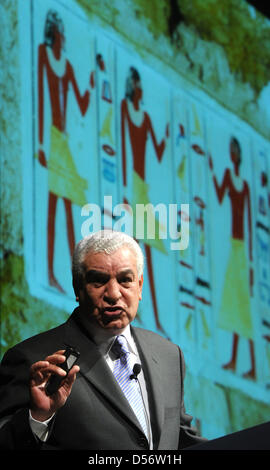 Ägyptens Altertümer spricht Chef Zahi Hawass im Congress Center Hamburg (CCH) in Hamburg, Germany, 26. März 2010. Hawass präsentiert die neuesten Entdeckungen auf Pharaos Tutankhamun familiären Hintergrund; Dementsprechend war Tutanchamuns Vater Pharao Echnaton. Wer seine Mutter war bleibt unklar. Aber sind Wissenschaftler überzeugt, dass es nicht Echnatons Frau war, die war berühmt für ihr e Stockfoto