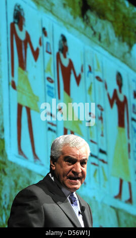 Ägyptens Altertümer spricht Chef Zahi Hawass im Congress Center Hamburg (CCH) in Hamburg, Germany, 26. März 2010. Hawass präsentiert die neuesten Entdeckungen auf Pharaos Tutankhamun familiären Hintergrund; Dementsprechend war Tutanchamuns Vater Pharao Echnaton. Wer seine Mutter war bleibt unklar. Aber sind Wissenschaftler überzeugt, dass es nicht Echnatons Frau war, die war berühmt für ihr e Stockfoto