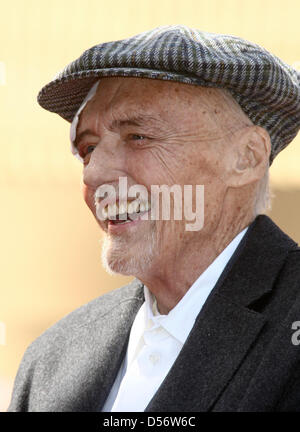 US-Schauspieler Dennis Hopper besucht die Zeremonie für seinen Stern auf dem Hollywood Walk of Fame in Los Angeles, USA, 26. März 2010. Foto: Hubert Boesl Stockfoto