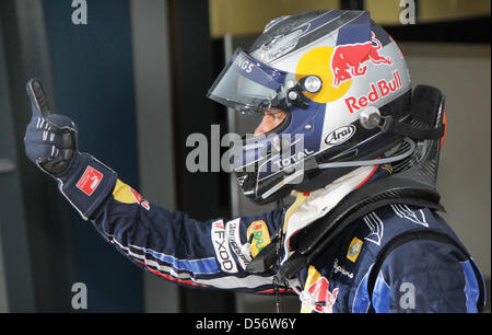 Deutschen Sebastian Vettel Team Red Bull jubelt nach der Fahrt am schnellsten laufen während der Qualifikation für den Grand Prix von Australien im Albert Park in Melbourne, Australien, 27. März 2010. Der Grand Prix von Australien wird am 28. März 2010 stattfinden; Vettel nimmt die Pole-Position vor seinem Teamkollegen Webber und Alonso Ferrari. Foto: Jens Büttner Stockfoto