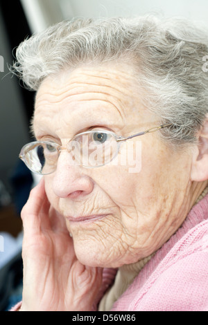 Portrait einer älteren Frau tief in Gedanken hautnah Stockfoto