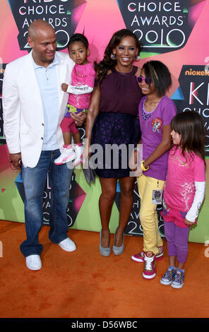 Sängerin Melanie Brown, ihrem Mann Stephen Belafonte und Familie kommen bei Nickelodeon 23. Annual Kids' Choice Awards an UCLA Pauley Pavilion in Los Angeles, USA, 27. März 2010 statt. Kinder Top-Auswahl in Fernsehen, Filme, Musik und Sport ergaben sich über Winners-Boxen, die alles von einem lebenden Tier, eine menschliche Hand, aufblasbaren Mann und natürlich Schleim enthalten. Foto: H Stockfoto