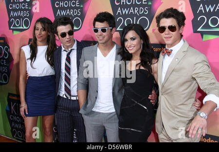 Musiker Kevin Jonas (2 L) und seiner Frau Danielle Jonas (L), Musiker, Joe Jonas (C) und seine Freundin Demi Lovato und Musiker Nick Jonas (R) kommen bei Nickelodeon 23. Annual Kids' Choice Awards an UCLA Pauley Pavilion in Los Angeles, USA, 27. März 2010 statt. Kinder Top-Auswahl in Fernsehen, Filme, Musik und Sport ergaben sich über Winners-Boxen, die alles enthalten Stockfoto