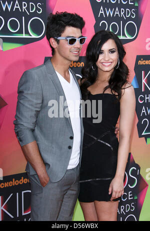 Sänger Joe Jonas von der Band "The Jonas Brothers" und seine Freundin Demi Lovato Ankunft Nickelodeons 23. Annual Kids' Choice Awards statt an UCLA Pauley Pavilion in Los Angeles, USA, 27. März 2010. Kinder Top-Auswahl in Fernsehen, Filme, Musik und Sport ergaben sich über Winners-Boxen, die alles von einem lebenden Tier zu einer menschlichen Hand, aufblasbaren Mann und der Cour enthalten Stockfoto