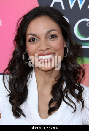 US-Schauspielerin Rosario Dawson kommt bei Nickelodeon 23. Annual Kids' Choice Awards an UCLA Pauley Pavilion in Los Angeles, USA, 27. März 2010 statt. Kinder Top-Auswahl in Fernsehen, Filme, Musik und Sport ergaben sich über Winners-Boxen, die alles von einem lebenden Tier, eine menschliche Hand, aufblasbaren Mann und natürlich Schleim enthalten. Foto: Hubert Boesl Stockfoto