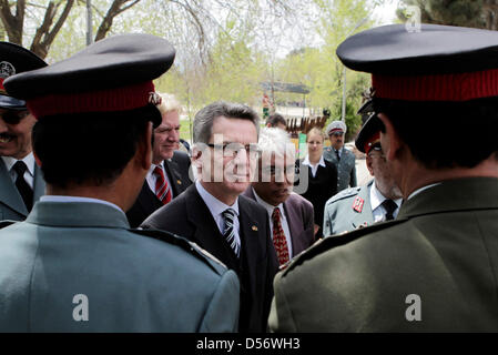 German Interior Minister Thomas de Maiziere (C) besucht die Nationale Polizeiakademie in Kabul, Afghanistan, 28. März 2010. Herr de Maiziere ist in Afghanistan, um sich über den Fortgang der Ausbildung der afghanischen Polizei zu informieren. Deutschland ist wesentlich daran beteiligt, das Training und die Reform der afghanischen Polizei. Foto: MARCEL METTELSIEFEN Stockfoto