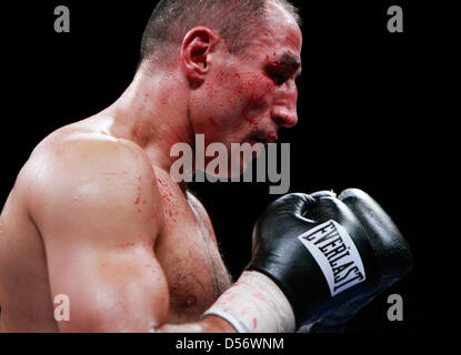 Eine blutige super-Mittelgewichts-Boxer Arthur Abraham von Deutschland in die acht Runde gegen Andre Dirrell in der Super Six World Boxing Classic in der Joe Louis Arena in Detroit, Michigan, USA, am 27. März 2010. Foto: Jeff Kowalsky Stockfoto