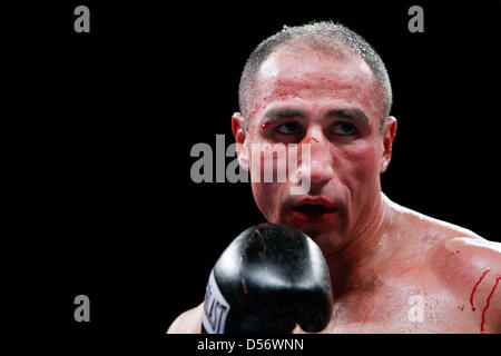 Eine blutige super-Mittelgewichts-Boxer Arthur Abraham von Deutschland in die acht Runde gegen Andre Dirrell in der Super Six World Boxing Classic in der Joe Louis Arena in Detroit, Michigan, USA, am 27. März 2010. Foto: Jeff Kowalsky Stockfoto