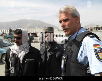 Deutscher Polizist Andreas Ladwig (R) besucht einen Prüfpunkt der afghanischen Polizei in Kabul, Afghanistan, 17. März 2010. Ladwig ist Dozent für europäische Polizei Projekt EUPOL. Foto: Can Merey Stockfoto