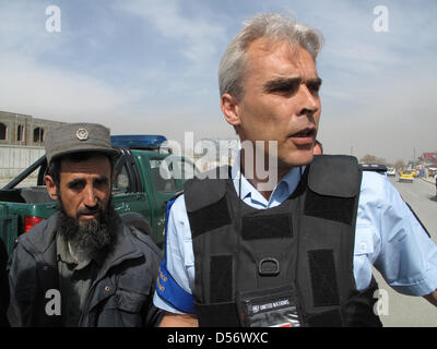 Deutscher Polizist Andreas Ladwig (R) besucht einen Prüfpunkt der afghanischen Polizei in Kabul, Afghanistan, 17. März 2010. Ladwig ist Dozent für europäische Polizei Projekt EUPOL. Foto: Can Merey Stockfoto