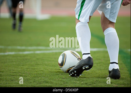 Beschnitten, Fußballspieler, Fußball, kick vorbereiten Stockfoto