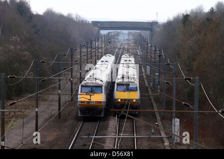 Peterborough, Cambridgeshire, Großbritannien. 26. März 2013. Zwei Ostküste-Zügen auf der East Coast mainline in der Nähe von Peterborough, Cambridgeshire. Die Ostküste-Franchise wird voraussichtlich wieder in privater Hand in weniger als zwei Jahren nachdem heute angekündigt. Das Department of Transport haben es seit November 2009 wenn es bereits ausgeführt wurde von National Express gesteuert. Die Ostküste verläuft von London Kings Cross nach Edinburgh, weiter nach Inverness und Aberdeen, Schottland. Bild: Paul Marriott Photography. Bildnachweis: Paul Marriott / Alamy Live News Stockfoto