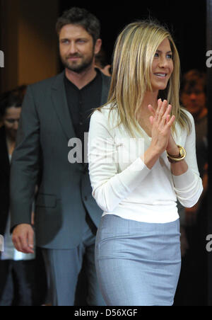 US-Schauspielerin Jennnifer Aniston (R) und schottischen Schauspieler Gerard Butler (L) kommen für ein Foto nennen auf ihrem Film "The Bounty Hunter" in Berlin, Deutschland, 29. März 2010. Der Film ist in den deutschen Kinos vom 01. April auf. Foto: SOEREN STACHE Stockfoto