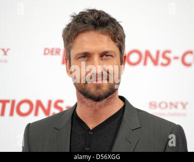 Schottischer Schauspieler Gerard Butler stellt während des Telefonats Foto an seinem Film "The Bounty Hunter" in Berlin, Deutschland, 29. März 2010. Der Film ist in den deutschen Kinos vom 01. April auf. Foto: SOEREN STACHE Stockfoto