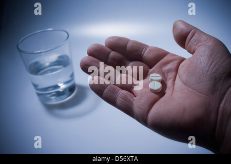 Nahaufnahme von Pillen in Hispanic Mannes hand Stockfoto