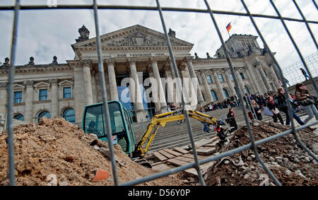 Eine Schaufel Excavatot arbeitet vor Reichstagsgebäude in Berlin, Deutschland, 30. März 2010. Außerhalb Reichstag Bnuilding sind Arbeiten an unterirdischen Kabeln durchgeführt. Foto: ROBERT SCHLESINGER Stockfoto