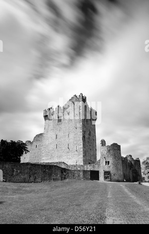 Schwarz und weiß von Ross Castle Lough Leane, Irland Stockfoto