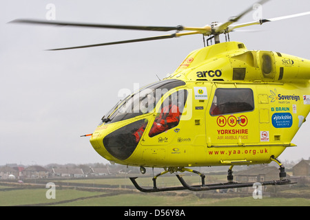 Yorkshire Air Ambulance immer in der Luft nach dem Besuch der Unfall in Berg Tabor, Halifax, West Yorkshire Stockfoto