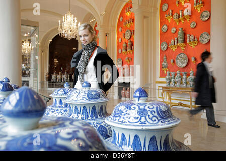 Meissener Porzellan verzierten asiatischen Stil in die Porzellansammlung der Zwinger in Dresden, Deutschland, 31. März 2010 ausgestellt wird. Die Zimmer wurden vom New Yorker Architekten Peter Marino auf Kosten von 2,4 Millionen Euro neu gestaltet. Foto: OLIVER KILLIG Stockfoto