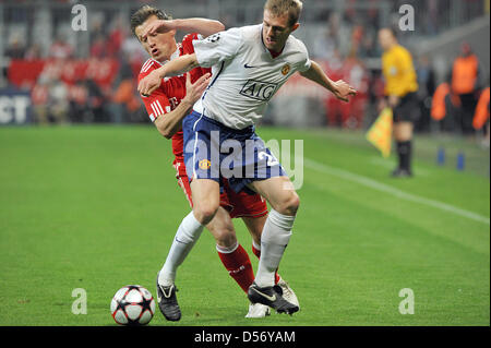 United Darren Fletcher (R) blockiert Münchner Ivica Olic im Hinspiel der UEFA Champions League-Viertelfinale Spiel FC Bayern München Vs Manchester United im Stadion Allianz Arena München, 30. März 2010. Deutsche Bundesliga-Rekordmeister FC Bayern München besiegte englischen Premier League Seite Manchester United mit 2: 1. Foto: Peter Kneffel Stockfoto