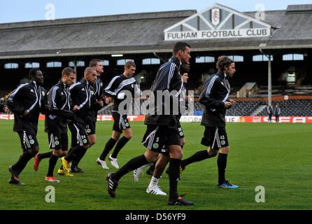 Wolfsburg Spieler während einer Trainingseinheit von Wolfsburg im Stadion Craven Cottage in London, Großbritannien, 31. März 2010 abgebildet. Deutschen Bundesligisten VfL Wolfsburg steht für das Hinspiel der UEFA Champions League-Viertelfinale in London Fulham FC am 01 April vor. Foto: JOCHEN LUEBKE Stockfoto