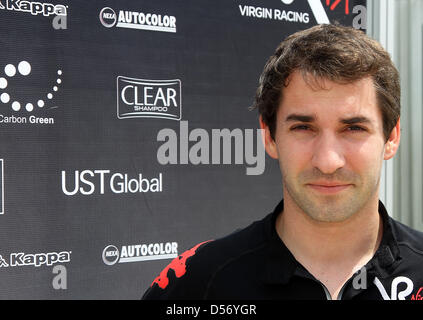 Deutschen Timo Glock von Team Virgin Racing steht vor seinem Wohnmobil in Sepang Circuit in Kuala Lumpur, Malaysia, 1. April 2010. Die 2010 Formel 1 Grand Prix von Malaysia am 04 April stattfinden. Foto: JENS Büttner Stockfoto