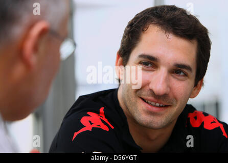 Deutschen Timo Glock von Team Virgin Racing beantwortet Fragen in einem Interview mit der deutschen Presse-Agentur Dpa in Sepang Circuit in Kuala Lumpur, Malaysia, 1. April 2010. Die 2010 Formel 1 Grand Prix von Malaysia am 04 April stattfinden. Foto: JENS Büttner Stockfoto