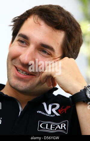 Deutschen Timo Glock von Team Virgin Racing lächelt im Gespräch mit der deutschen Presse-Agentur Dpa in Sepang Circuit in Kuala Lumpur, Malaysia, 1. April 2010. Die 2010 Formel 1 Grand Prix von Malaysia am 04 April stattfinden. Foto: JENS Büttner Stockfoto