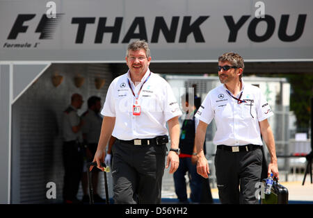 Englisch Ross Brawn (L), Teamchef des Mercedes Grand Prix, und Nick Fry, CEO von Mercedes Grand Prix kommen in Sepang Circuit in Kuala Lumpur, Malaysia, 1. April 2010. Die 2010 Formel 1 Grand Prix von Malaysia am 04 April stattfinden. Foto: JENS Büttner Stockfoto