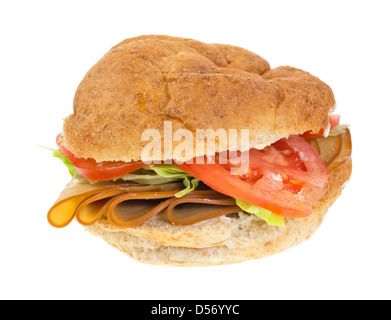 Ein Tofu-Truthahn-Sandwich mit Tomaten und Salat auf einem Vollkornbrot sperrige Rollen. Stockfoto